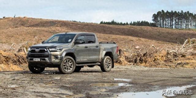 2024 款丰田 Hilux SR5 巡洋舰混合动力车 